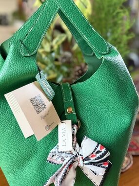 La Vía Bright Green Pebbled Leather Shoulder Bag with matching pouch